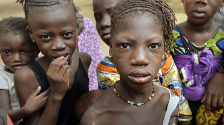 Portrait mehrerer Mädchen bei der Nahrungsmittelverteilung in Mali, Region Kayes.