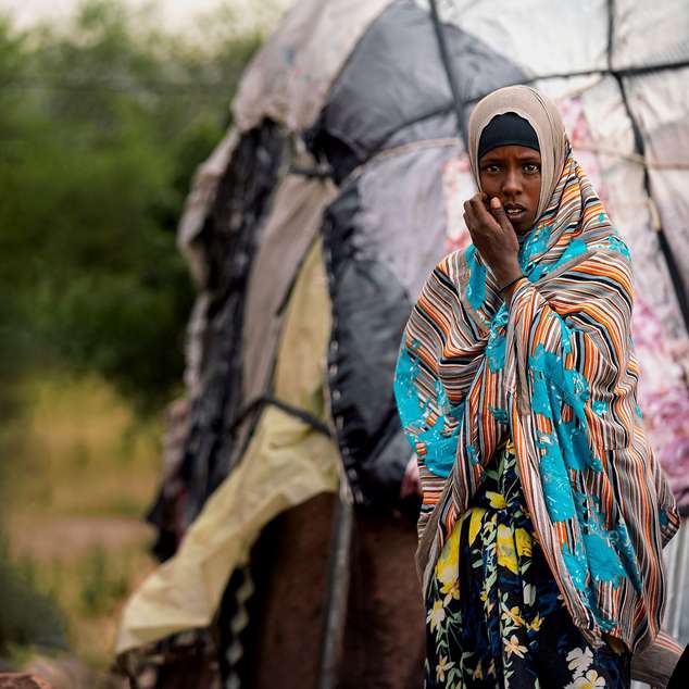 Eine Frau in Somaliland vor ihrem Zelt, 2020.