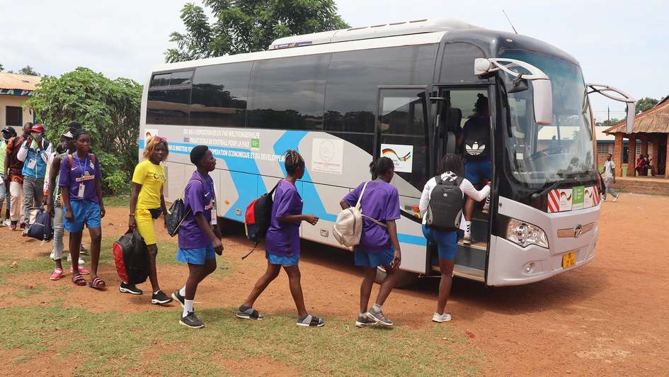 Schülerinnen steigen in einem Bus ein, Zentralafrikanische Republik, 2021.