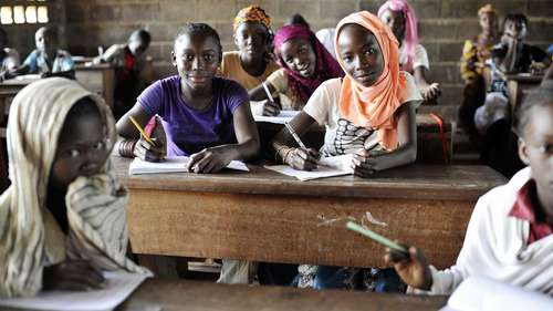 Spenden für die Zentralafrikanische Republik. Bildbeschreibung: Kinder sitzen auf Schulbänken.