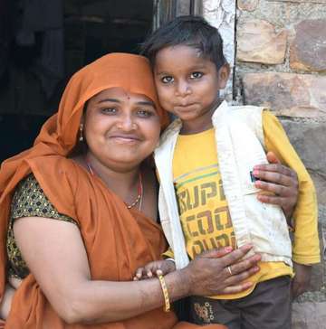 Potraitfoto von Mutter und jungem Sohn in Indien