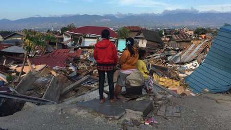 Überlebende betrachten die massive Zerstörung auf der Insel Sulawesi, Indonesien.