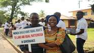 Frauen protestieren für bessere Landrechte und Gleichberechtigung in Liberia.