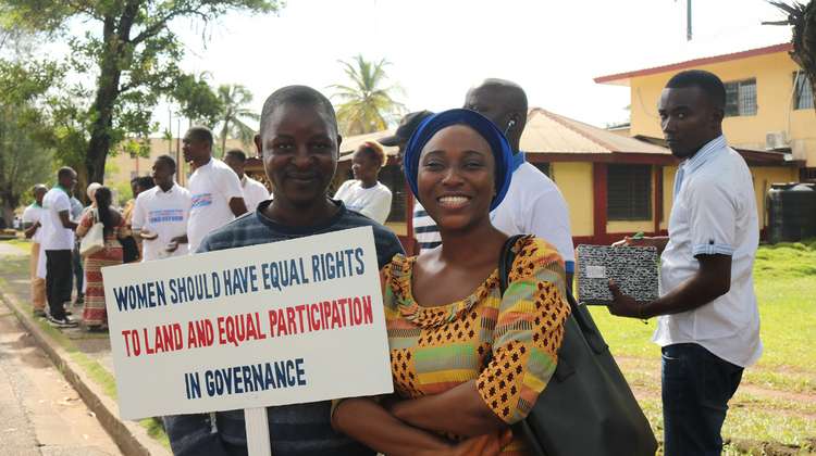 Frauen protestieren für bessere Landrechte und Gleichberechtigung in Liberia.
