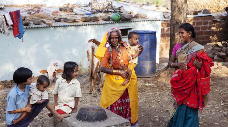 Frauen, die zur ethnische Minderheit Lambani in Indien gehören, 2012 in ihrer Siedlung. Die Welthungerhilfe-Partnerorganisation Myrada unterstützt sie in landwirtschaftlichen Bewässerungsprojekten.