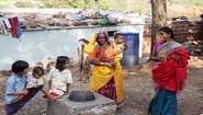 Frauen, die zur ethnische Minderheit Lambani in Indien gehören, 2012 in ihrer Siedlung. Die Welthungerhilfe-Partnerorganisation Myrada unterstützt sie in landwirtschaftlichen Bewässerungsprojekten.