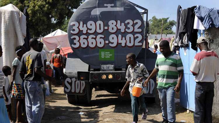 Lastwagen der Welthungerhilfe wird von Menschen erwartet