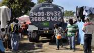 Lastwagen der Welthungerhilfe wird von Menschen erwartet