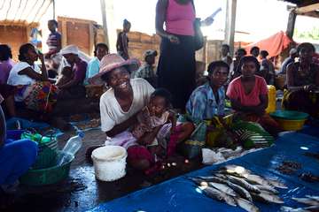Madagassischen Frauen sitzen auf dem Boden und verkaufen Fisch