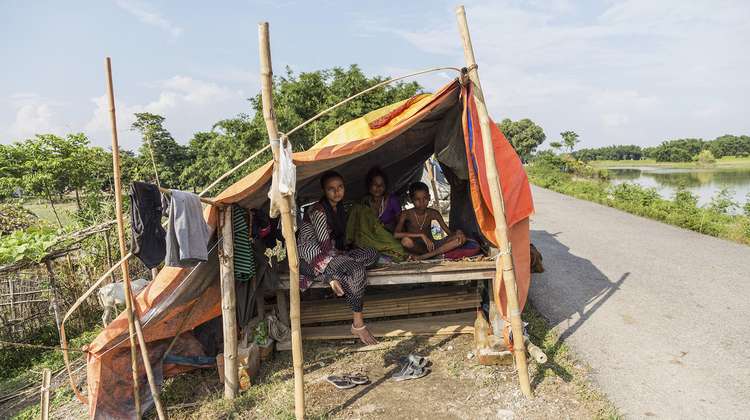 Flut in Nepal: Menschen leben in einem Zelt am Straßenrand