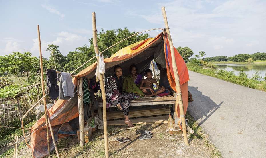 Flut in Nepal: Menschen leben in einem Zelt am Straßenrand