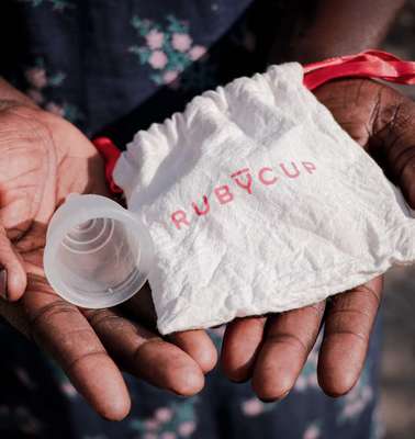 Eine Frau hält eine Menstruationstasse in der Hand, Südsudan 2022. 