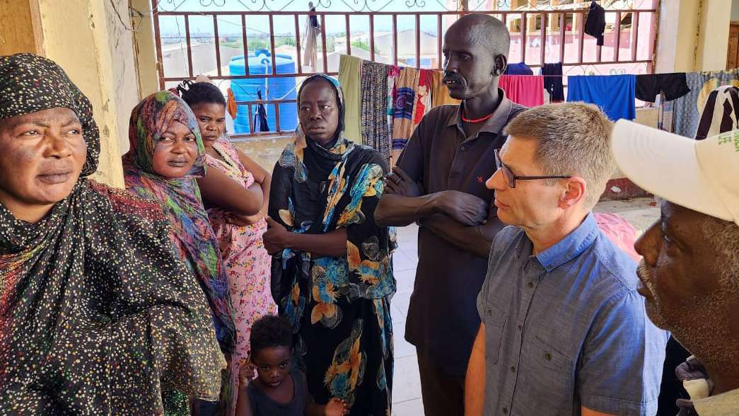 Mathias Mogge, Generalsekretär der Welthungerhilfe, besucht ein Camp für Binnenflüchtlinge in Port Sudan, Sudan.