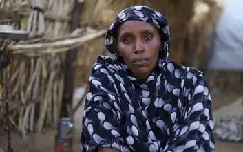 Portraitfoto einer Frau in einem sudanesischen Flüchtlingscamp