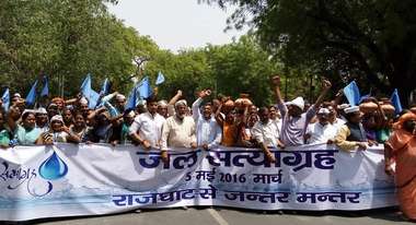 Demonstration in Delhi: Menschen mit Bannern auf der Straße