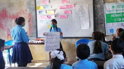 Schülerinnen lernen in der Schule über Menstruationshygiene, Nepal 2021.