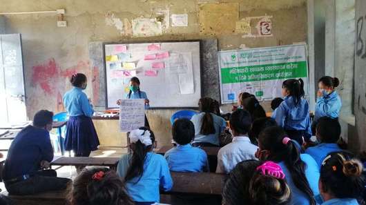 Schülerinnen lernen in der Schule über Menstruationshygiene, Nepal 2021.