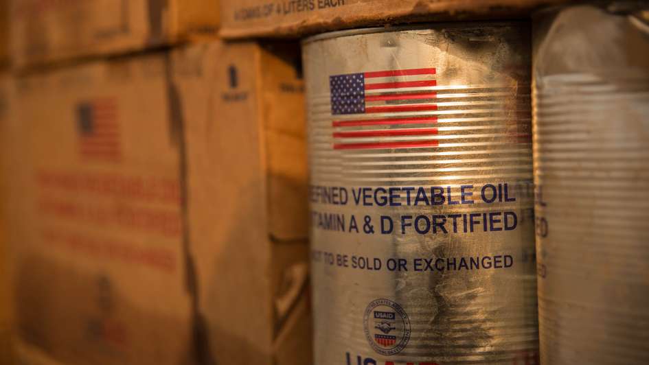 Eine Dose Speiseöl, darauf das Logo der USAID.