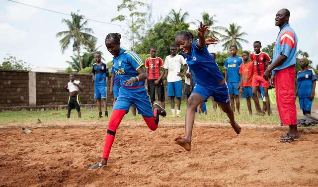 Jugendliche auf dem Fußballplatz beim Fußballunterricht in der kongolesischen Hauptstadt Bangui