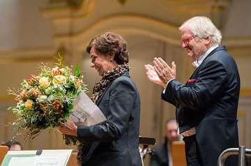 Gudrun Bauer nimmt Spende bei Philharmonie der Nationen entgegen.
