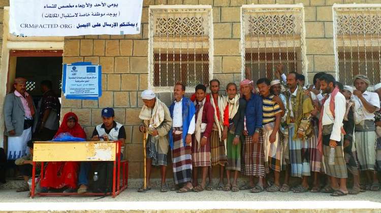 Jemen: Menschen stehen bei einer Bargeldverteilung Schlange.