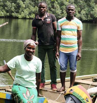 Familie Gbawleh mit ihrem neuen Boot