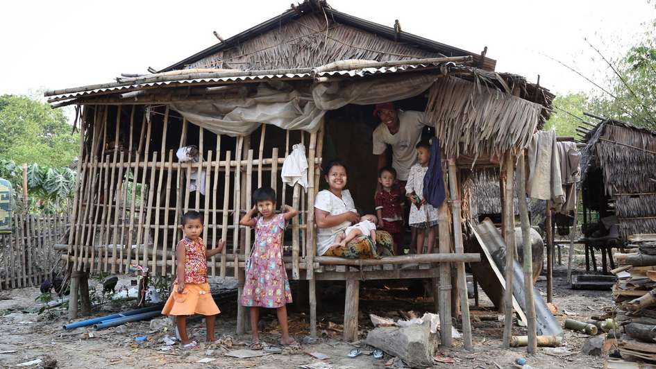 Zin Mar Htwe mit ihrer Familie vor ihrem zusammengeschusterten Haus