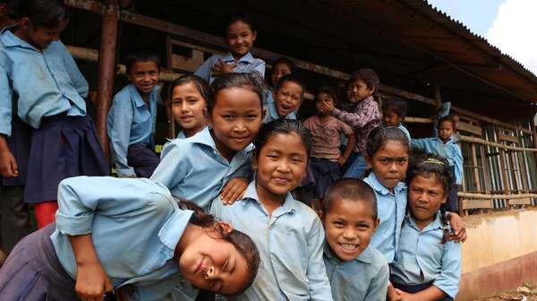 Schüler vor ihrer Schule in Nepal