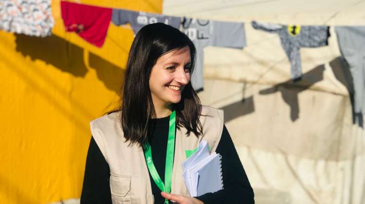 Jessica Kühnle vor einer Wäscheleine in einem Camp für Jesiden