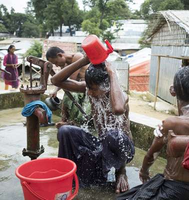 Jetzt für das Menschenrecht auf Wasser spenden und Menschen Zugang zu Wasser und Hygiene ermöglichen, wie hier im Flüchtlingscamp, Bangladesch.