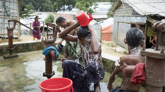 Jetzt für das Menschenrecht auf Wasser spenden und Menschen Zugang zu Wasser und Hygiene ermöglichen, wie hier im Flüchtlingscamp, Bangladesch.
