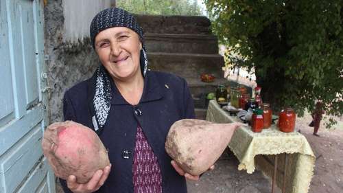 Eine Frau zeigt Ihren Ernteerfolg - durch nachhaltige Landwirtschaft Einkommen sichern - jetzt mit Ihrer Hilfe für Tadschikistan die Menschen unterstützen.