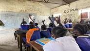 Schüler sitzen im Klassenraum und beteiligen sich am Unterricht, Südsudan 2022.