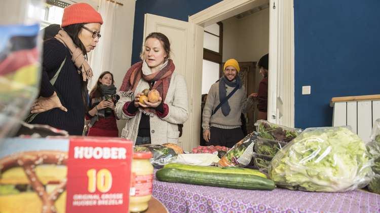 Freiwillige verteilen Essen an Bedürftige.