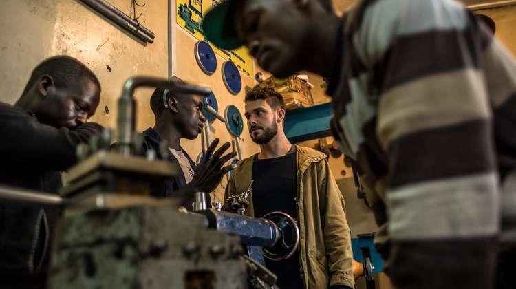 Musiker Robert Redweik mit Mechanikern beim "Skill up!"-Projekt in Nairobi, Kenia.