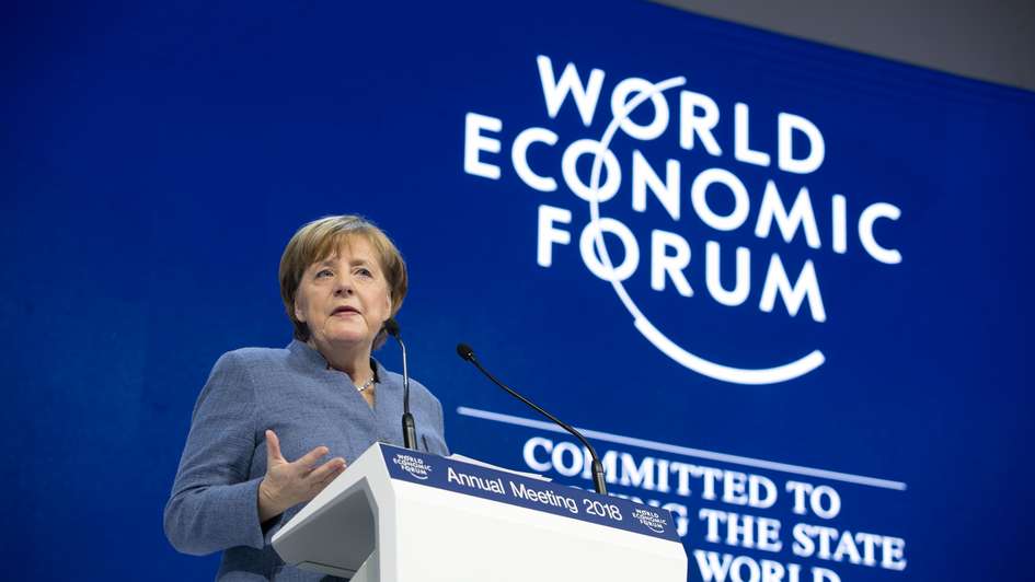 Angela Merkel steht am Rednerpult.