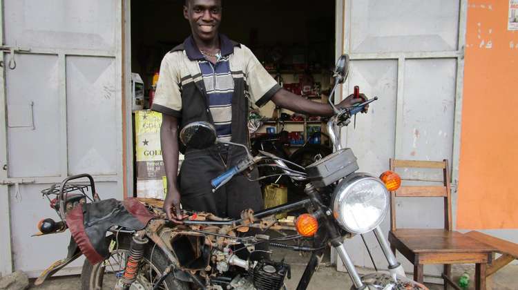 Moses Kugonza hat eine Skill Up! Ausbildung im Campus Amaani Rwenzori in Uganda abgeschlossen. Mit 21 Jahren er eine eigene Motorradwerkstatt. Er weiß: „Die größte Herausforderung für ländliche Gemeinden in meinem Land ist der Mangel an Ausbildung."