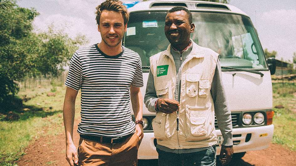 Ankunft in Sodo: Clueso und Teshome stehen vor dem Bus