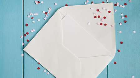 Anlassspende zu deiner Feier: Offener Briefumschlag mit Konfetti