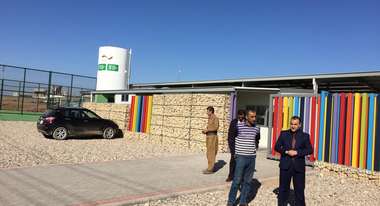 Vier Irakis vor der neuen Schule in der Nähe von Dohuk