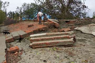 Eingestürzte Häuser nach Zyklon Amphan, Indien, 2020.