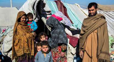 Eine geflüchtete Familie in einem Camp in Kabul