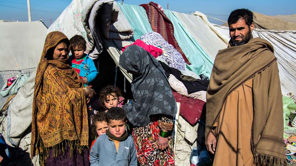 Eine geflüchtete Familie in einem Camp in Kabul – eine Vielzahl an Fluchtursachen in Afghanistan hat sie dazu bewegt, ihr Land zu verlassen.