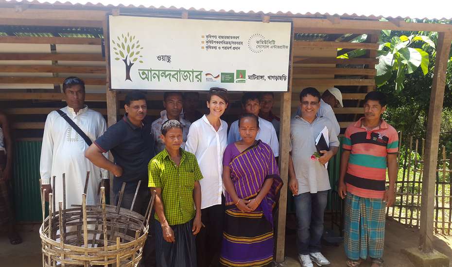 Gruppenbild mit Asja Hanano, Landesdirektorin der Welthungerhilfe in Nepal.