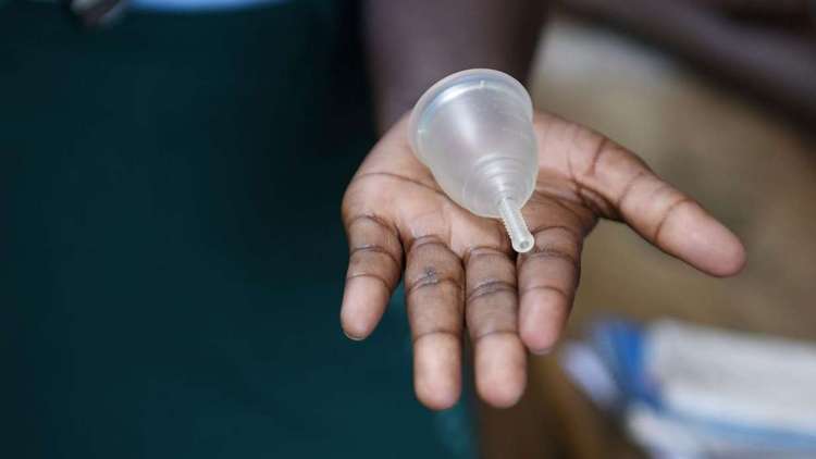 Menstruationstasse aus Silikon, die im Projekt "Eva" in Uganda verteilt wird.
