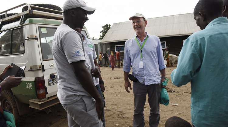 Georg Dörken und Kollegen stehen vor einem Welthungerhilfe-Wagen in der Demokratischen Republik Kongo.