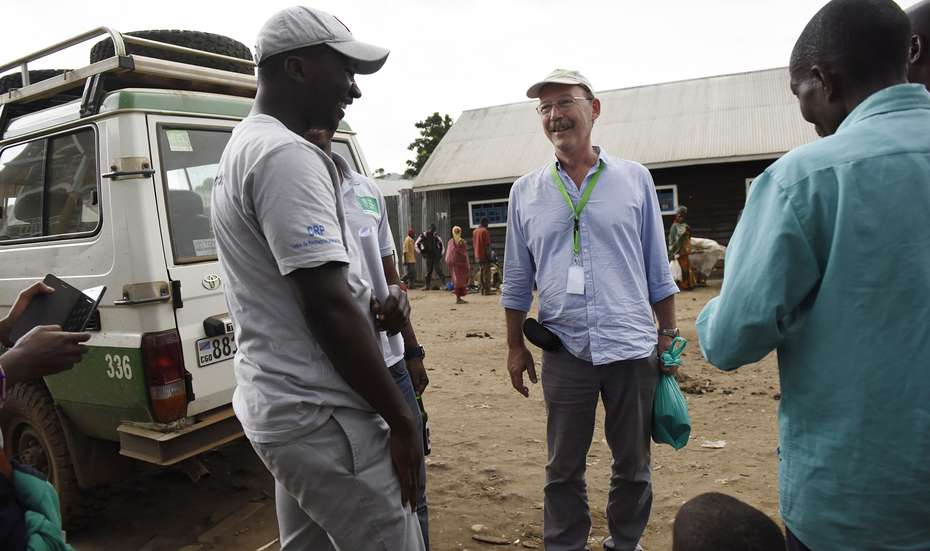 Georg Dörken und Kollegen stehen vor einem Welthungerhilfe-Wagen in der Demokratischen Republik Kongo.