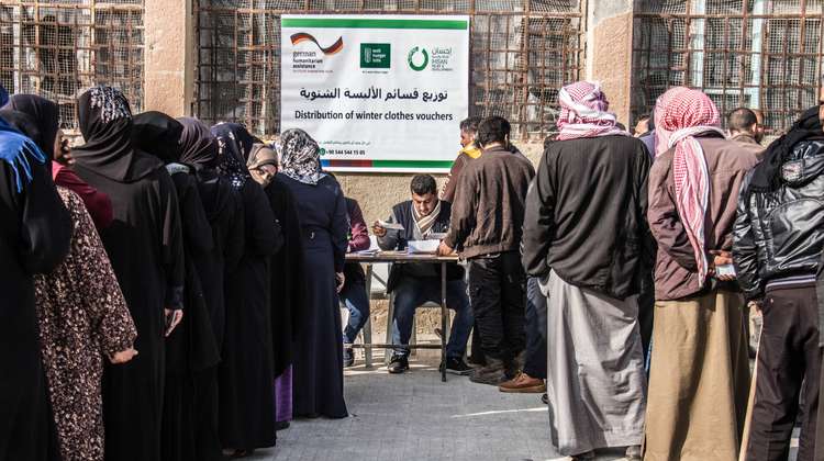 Warteschlange: Syrischen Flüchtlinge warten in Idlip auf Kleidergutscheine