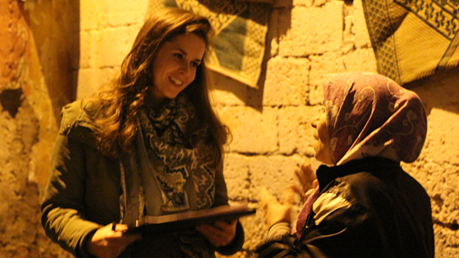 Andrea Quaden im Gespräch mit einem syrischen Flüchtling 