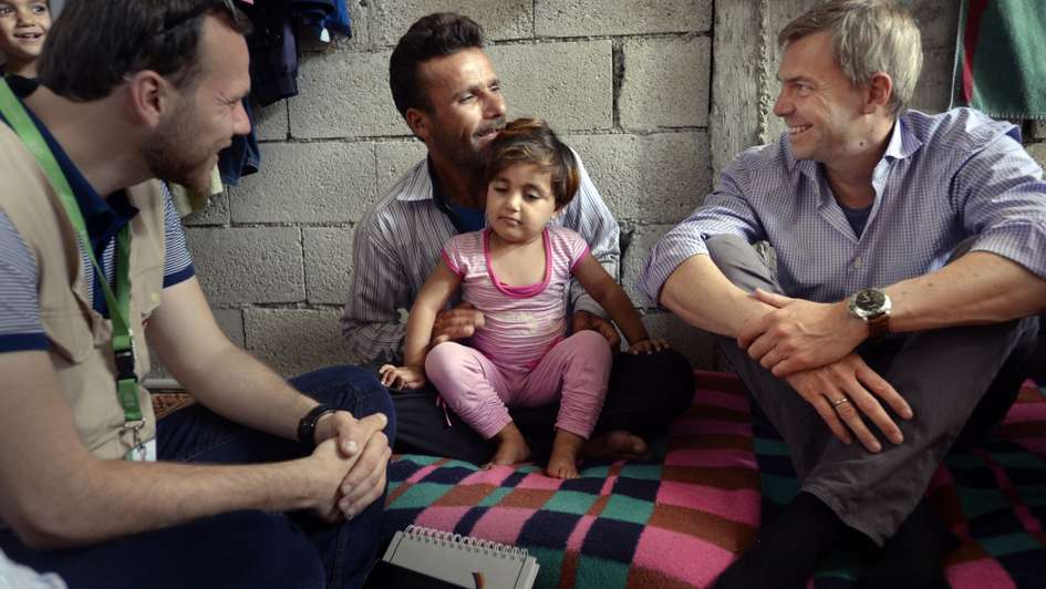 Till Wahnbaeck, Welthungerhilfe-Vorstand, unterhält sich in Syrien mit einer Flüchtlingsfamilie.